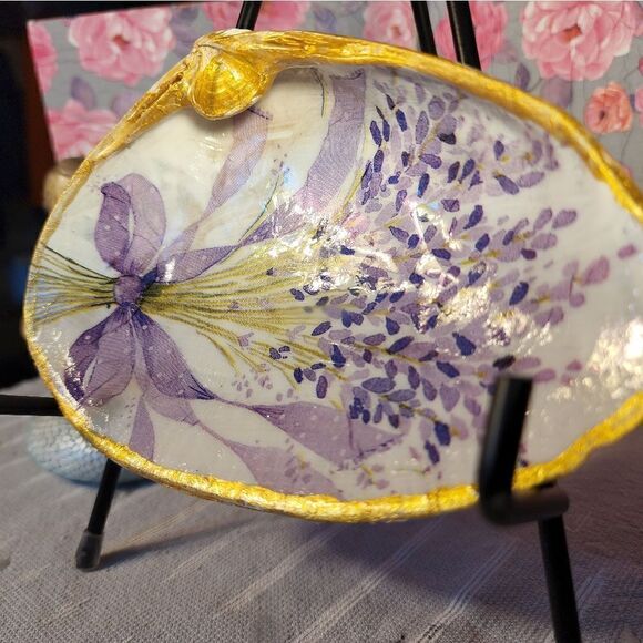DECOUPAGE CLAM SHELL DECOUPAGE PURPLE FLOWERS WITH RIBBON TRINKET DISH - Picture 3 of 10
